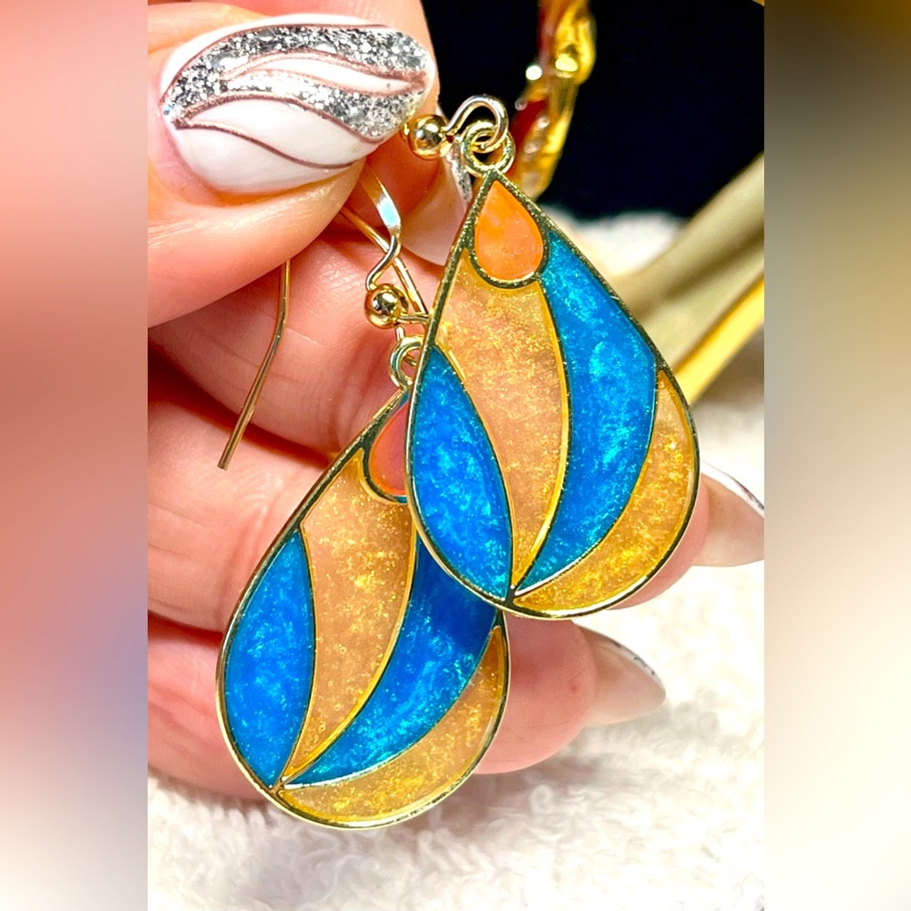 🌷Pretty hand painted TULIP flower charm earrings